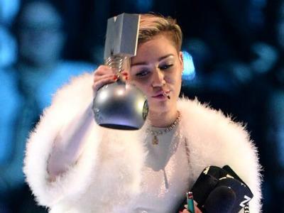 Terima Penghargaan MTV EMA 2013, Miley Cyrus Bakar Ganja di Atas Panggung!